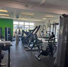 Kraftbereich mit Assault Bike – fit+ Eggelsberg