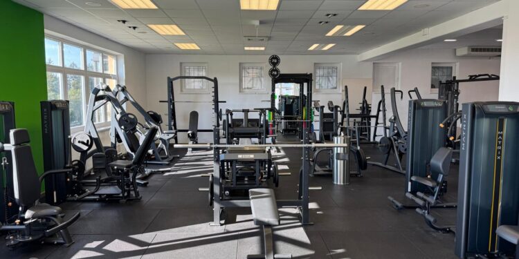 Powerrack und Hantelscheiben – fit+ Eggelsberg